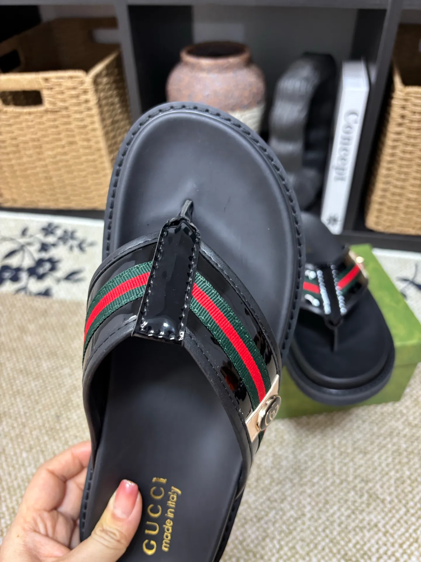 Factory 💰 300 yuan Gucci slippers] high-end men's shoes brand official website 1:1 latest masterpiece: original mold customization, the fabric is made of imported original materials, upgraded outsole, lighter and non-slip. The market's top quality, simple yet tasteful, a must-have for fashionistas, fashionable at your feet, full of confidence, the same style at the counter 👍The season of summer slippers is here. Code: 38-45 (45 customized)